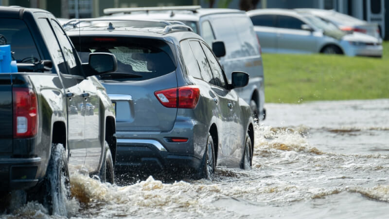 การดูแลรถหลังลุยฝนหรือน้ำท่วมขัง เพื่อลดการสะสมของสนิมและยืดอายุการใช้งานรถ | รู้ใจประกันรถยนต์