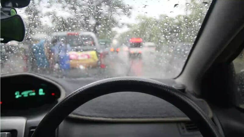 การ ขับขี่ ปลอดภัย ในหน้าฝน 2 | Roojai.com