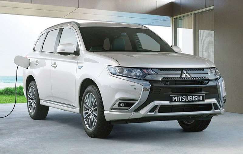 Mitsubishi Outlander PHEV รถ SUV กึ่งไฟฟ้าขับสี่ (1) | Roojai.com