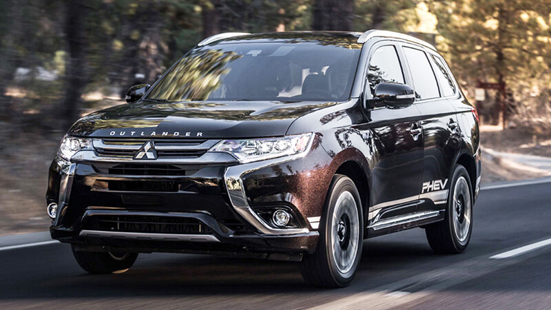 Mitsubishi Outlander PHEV รถ SUV กึ่งไฟฟ้าขับสี่ (2) | Roojai.com