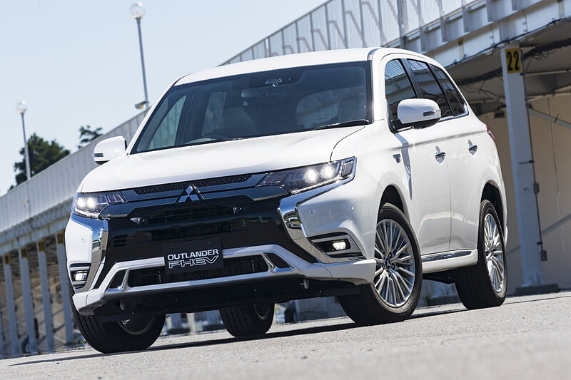 Mitsubishi Outlander PHEV รถ SUV กึ่งไฟฟ้าขับสี่ (4) | Roojai.com