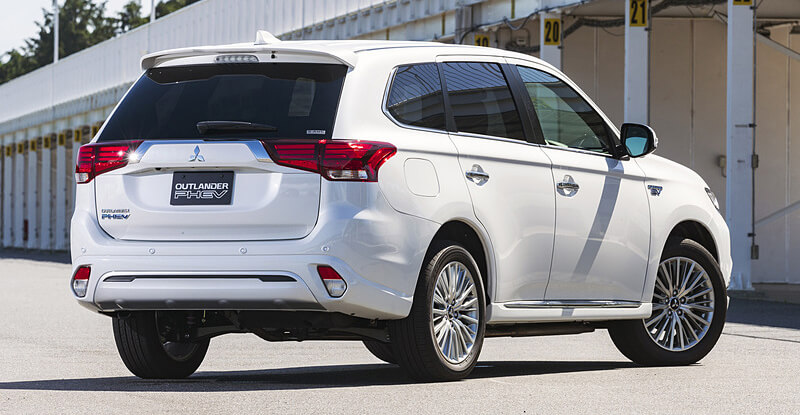 Mitsubishi Outlander PHEV รถ SUV กึ่งไฟฟ้าขับสี่ (5) | Roojai.com