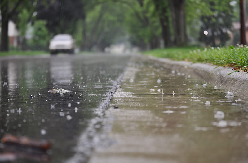 น้ำท่วมขังบนถนน ก่อให้เกิดอุบัติเหตุรถชนได้ ช่วงฝนตก | รู้ใจ