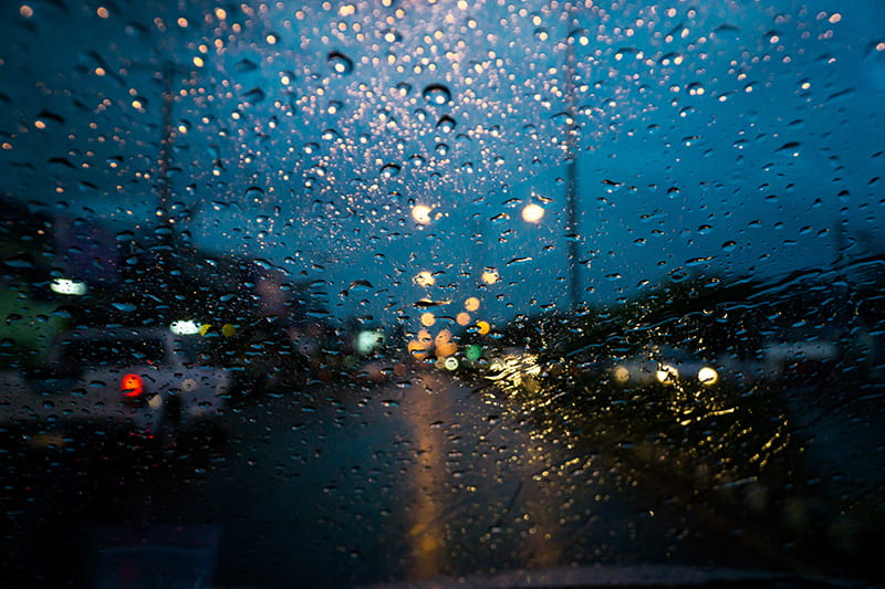 ฝนตก ทัศนวิสัยการขับขี่ลดลง ทำให้เกิดอุบัติเหตุรถชนได้ | รู้ใจ