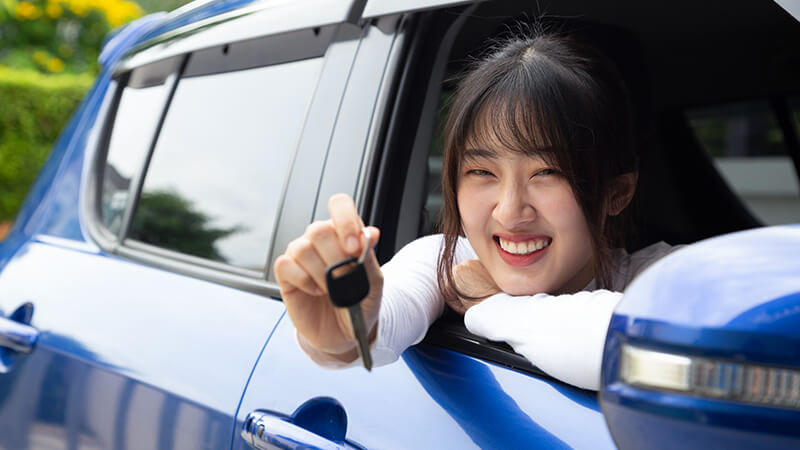 จุดเด่นของรถยนต์ไฮบริด
1. ไม่ต้องชาร์จไฟฟ้า
สิ่งที่เหนือกว่ารถยนต์ไฟฟ้า คือ การไม่ต้องเสียเวลาชาร์จแบตรถยนต์ ซึ่งบางครั้งอาจต้องใช้เวลาถึง 7-8 ชั่วโมงกันเลย แต่เทคโนโลยีไฮบริดนั้นเป็นการปั่นกระแสไฟฟ้าจากมอเตอร์ไฟฟ้าในการขับขี่รถ จึงทำให้มีการเติมพลังงานเข้ามากักเป็นอยู่ในชุดแบตเตอรี่อยู่เสมอ
2. ใช้งานได้สะดวกทั้งระบบน้ำมันและไฟฟ้า
ด้วยระบบการประจุพลังงานในรูปแบบ Regenerative Braking ทำให้รถไฮบริดสามารถทำงานได้อย่างเต็มประสิทธิภาพในทุกจังหวะการประจุไฟ และที่สำคัญหากแบตเตอรี่ที่ใช้ในการขับขี่เริ่มอ่อนแรง ระบบของรถจะช่วยให้คุณตัดกลับไปใช้น้ำมันสำหรับการขับเคลื่อนได้ และทำให้การเก็บประจุพลังงานสามารถเริ่มต้นใหม่ได้อีกครั้ง เรียกว่าพร้อมรองรับในทุกสถานการณ์ชนิดที่แบตเตอรี่พลังงานหมดก็ยังคงสามารถวิ่งรถต่อไปได้
3. การตอบสนองของเครื่องยนต์
การขับเคลื่อนเครื่องยนต์ยังคงเป็นรูปแบบผสมผสานจึงทำให้การขับขี่เป็นไปได้ด้วยความนุ่มนวลเรียบง่าย อัตราเร่ง การแซง และการขับขี่ทางไกลยังให้ประสิทธิภาพและคุณภาพไม่ต่างจากรถยนต์ที่ใช้พลังงานน้ำมัน และยังมีความประหยัดในรูปแบบเดียวกันกับรถยนต์พลังงานไฟฟ้าหากเทียบจากจำนวนซีซีของรถแบบเดิมที่ใช้พลังงานน้ำมันอยู่ที่ประมาณ 13 กิโลเมตรต่อลิตร การใช้รถยนต์แบบไฮบริด สามารถใช้พลังงานน้ำมันร่วมกับไฟฟ้า ทำให้อัตราการใช้น้ำมันลดลงและทำระยะทางได้ถึง 23 กิโลเมตรต่อลิตรได้เลย
ข้อจำกัดของรถไฮบริด
ศูนย์ซ่อมยังมีจำกัด - รถไฮบริดยังมีศูนย์บริการและช่างที่เชี่ยวชาญไม่ครอบคลุมทุกพื้นที่ แม้ว่าในทุกวันนี้จะมีเพิ่มขึ้นแล้วก็ตามโดยเฉพาะในเมืองใหญ่ ใครที่อยู่ต่างจังหวัดอาจหาที่ซ่อมได้ยาก
ต้องปรับสไตล์การขับเพื่อชาร์จไฟ - รถไฮบริดมีระบบชาร์จไฟอัตโนมัติจากการเบรกและผ่อนคันเร่งอยู่แล้ว เพียงขับนุ่มนวล ไม่เร่งหรือเบรกแรงเกินไป ก็ช่วยให้ระบบทำงานได้เต็มประสิทธิภาพ การปรับพฤติกรรมเล็กน้อยก็ช่วยประหยัดพลังงานและยืดอายุแบตเตอรี่ได้มากขึ้น
ค่าอะไหล่บางชิ้นราคาค่อนข้างสูง - ระบบไฮบริดมีความซับซ้อน ทำให้อะไหล่และค่าซ่อมมีราคาสูงกว่ารถทั่วไป โดยเฉพาะแบตเตอรี่และระบบไฟฟ้า แต่ค่าบำรุงรักษาโดยรวมทั่วไป “ใกล้เคียงหรือไม่แพงกว่า” รถน้ำมันมาก