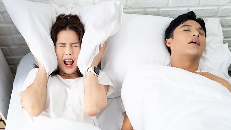 กรนดัง ตื่นบ่อย ไม่สดชื่นหลังตื่น อาจเสี่ยงโรคหยุดหายใจขณะหลับ | รู้ใจ ประกันภัย