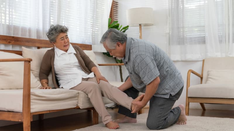 ความเสี่ยงที่ผู้สูงอายุต้องเผชิญหากลื่นล้มในห้องน้ำ | รู้ใจประกันภัย