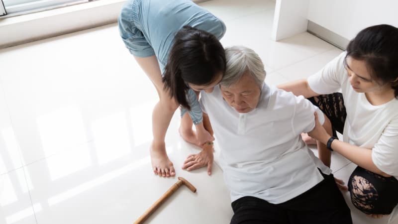 วิธีรับมือเมื่อผู้สูงอายุลื่นล้มในห้องน้ำ | รู้ใจประกันภัย