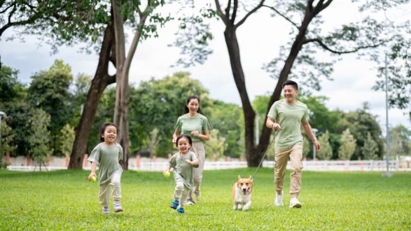 การวิ่ง กิจกรรมเสริมสร้างสุขภาพที่ทำได้ทั้งครอบครัว มีประโยชน์อย่างไรบ้าง | รู้ใจประกันภัย