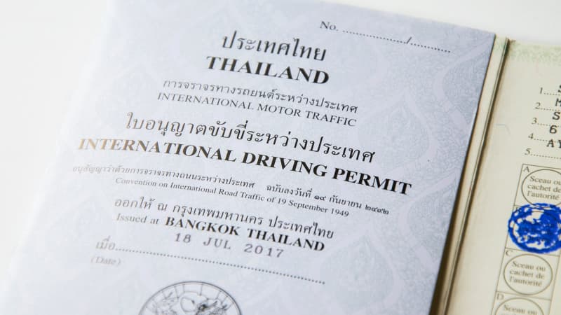 Foreigners can drive in Thailand with an international driving permit | Roojai Insurance
