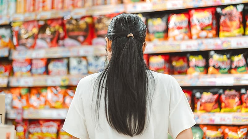 การเลือกซื้อสินค้าจากฉลากโภชนาการบนขนมขบเคี้ยว | รู้ใจประกันภัย