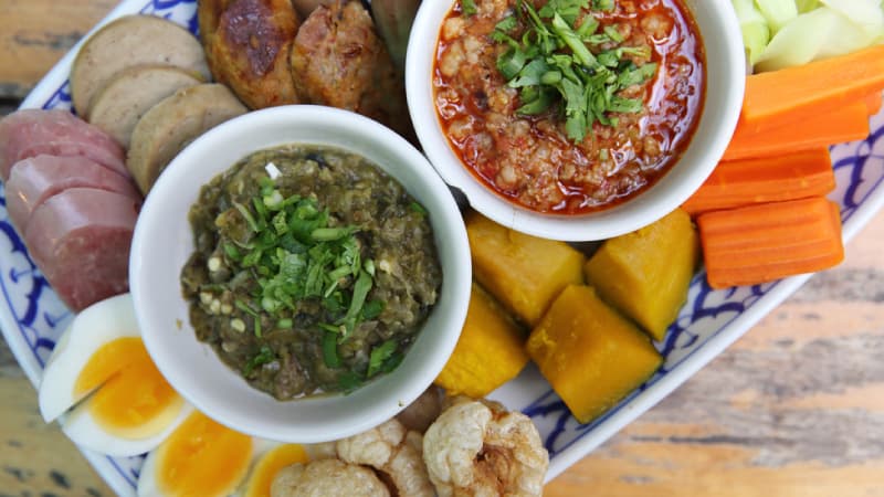 เทรนด์เดินทางเที่ยวไทย Foodie Travel ชิมอาหารท้องถิ่น | ประกันเดินทางรู้ใจ