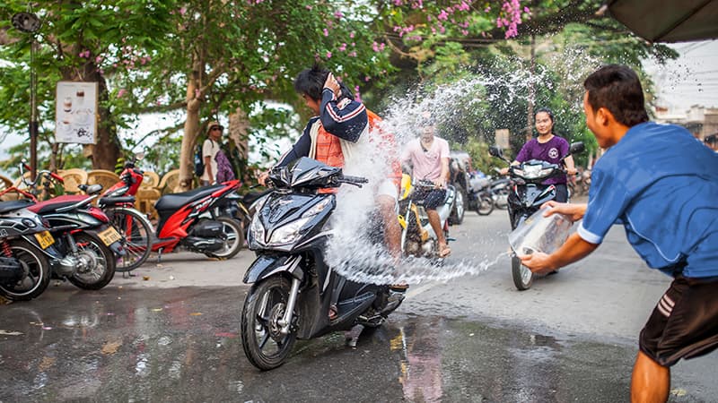 ความเสี่ยงของการขี่รถมอเตอร์ไซค์ช่วงสงกรานต์ทั้งผู้ขับขี่และผู้ซ้อน | รู้ใจประกันภัย